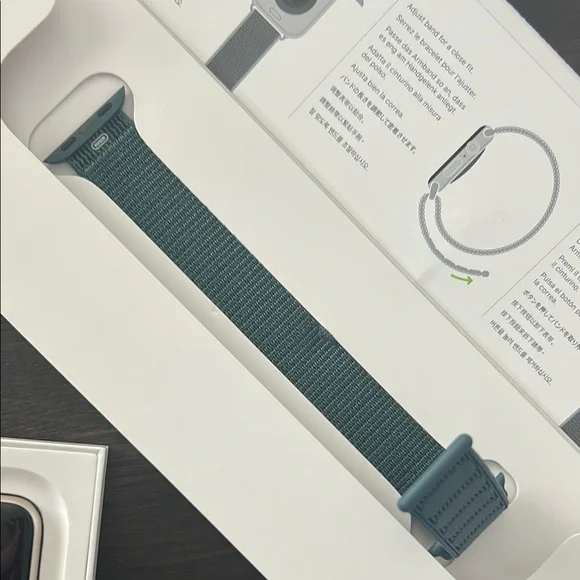 NWT Apple Watch SE (2nd Gen) w/ GPS 40mm - Picture 3 of 15